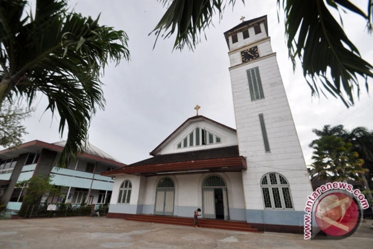 Gubernur Letakkan Batu Pertama Pembangunan Gereja Toraja