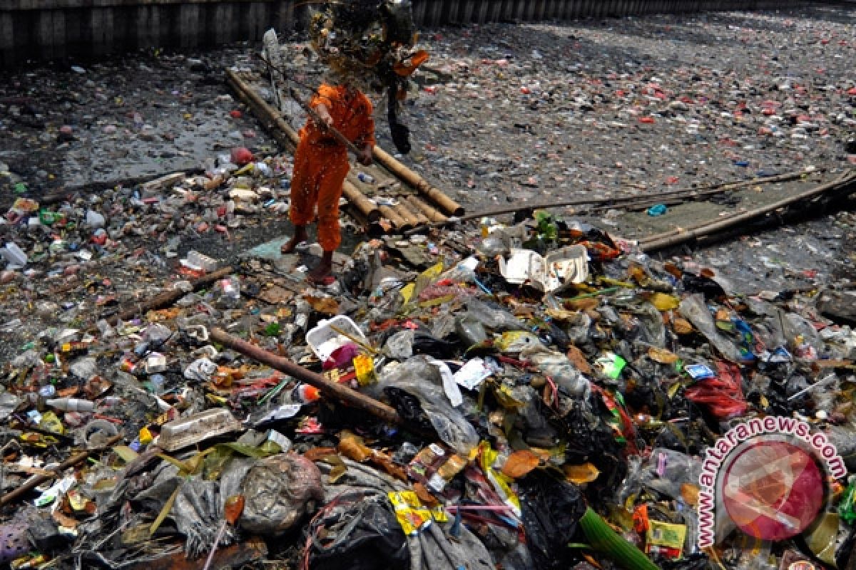 Sampah Impor Penuhi Sungai Dumai