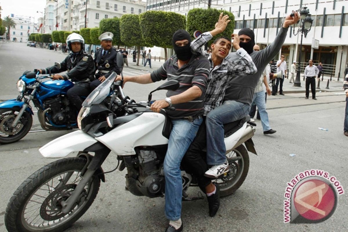 Polisi Tunisia Gunakan Gas Air Mata Pada Hari Keempat Protes