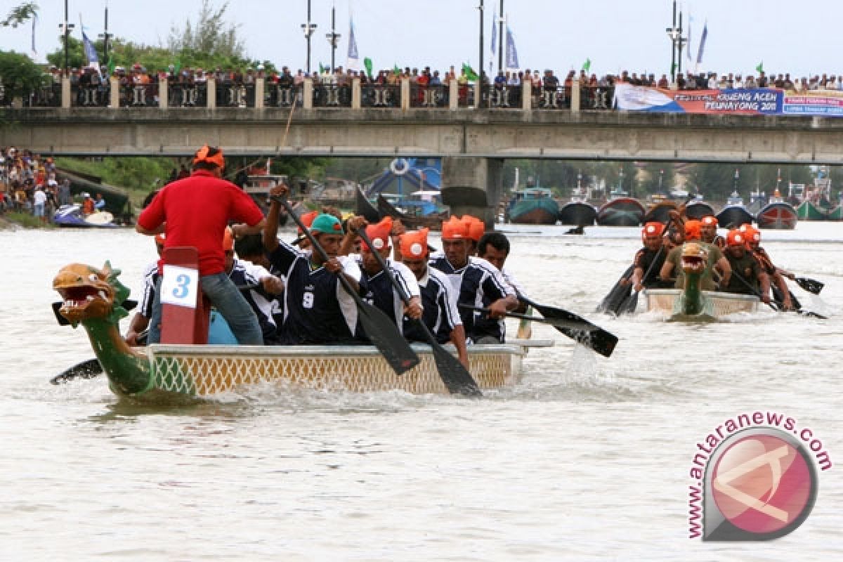 Ribuan Warga Saksikan Lomba Perahu Naga 