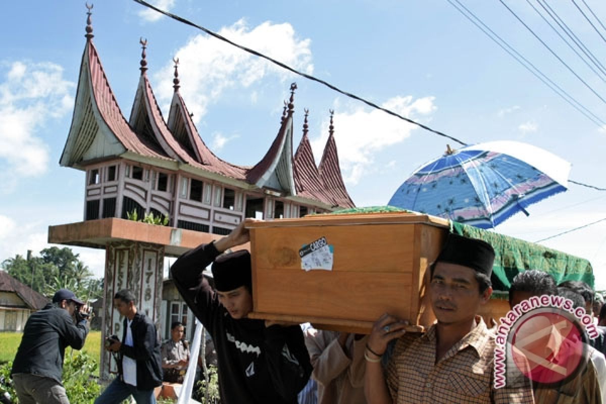 Jenazah Irmawati, Korban Pesawat Merpati Dimakamkan di Agam