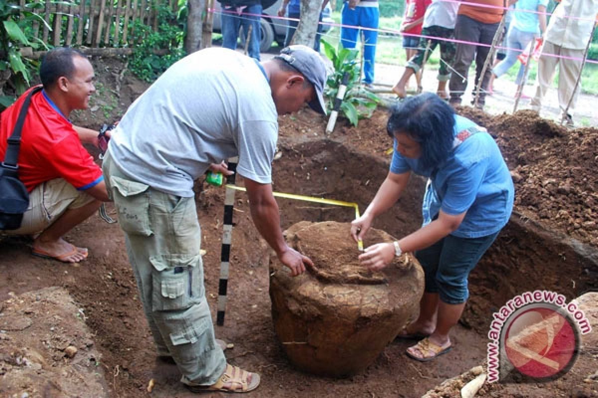 Prehistoric artifacts found in S. Sumatra