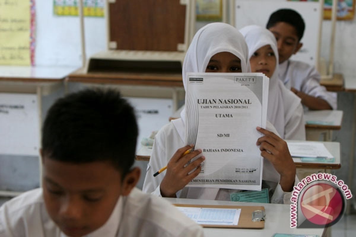 Anak-anak pengungsian Dieng tetap ikuti UN SD