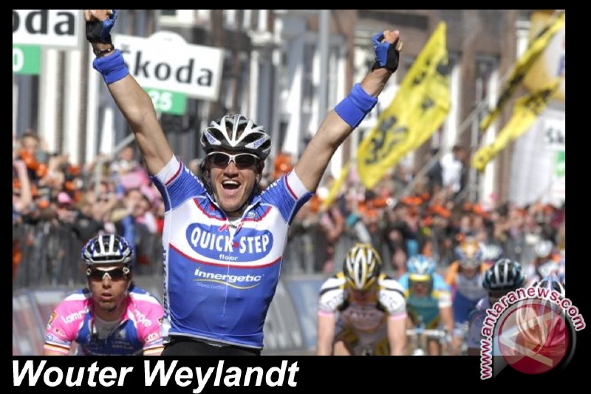 Para Pembalap Giro Beri Penghormatan Pada Weylandt 