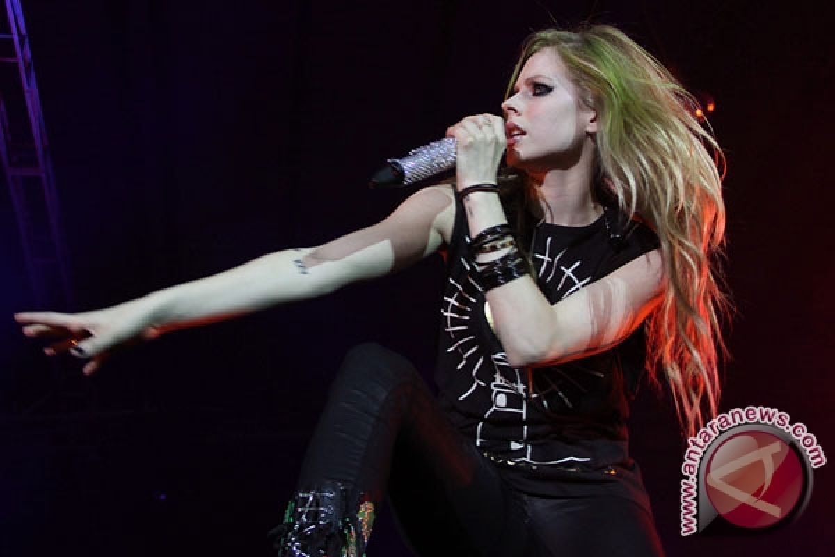 Avril Lavigne isi suara Snow White di film "Charming"