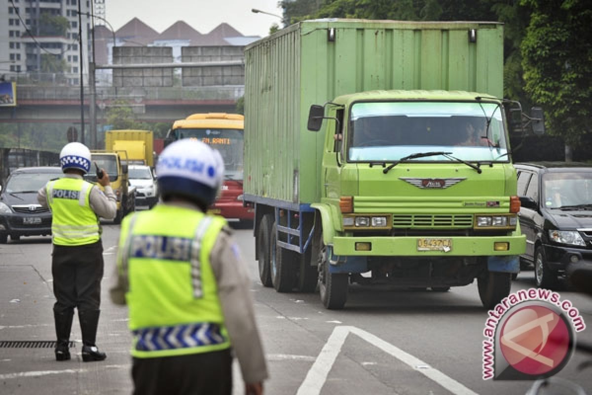 Ratusan Truk Terjaring Razia Pembatasan Operasi Truk di Tangsel