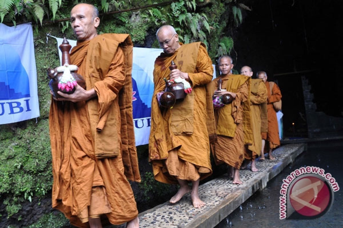 Air Suci Waisak Disemayamkan di Borobudur