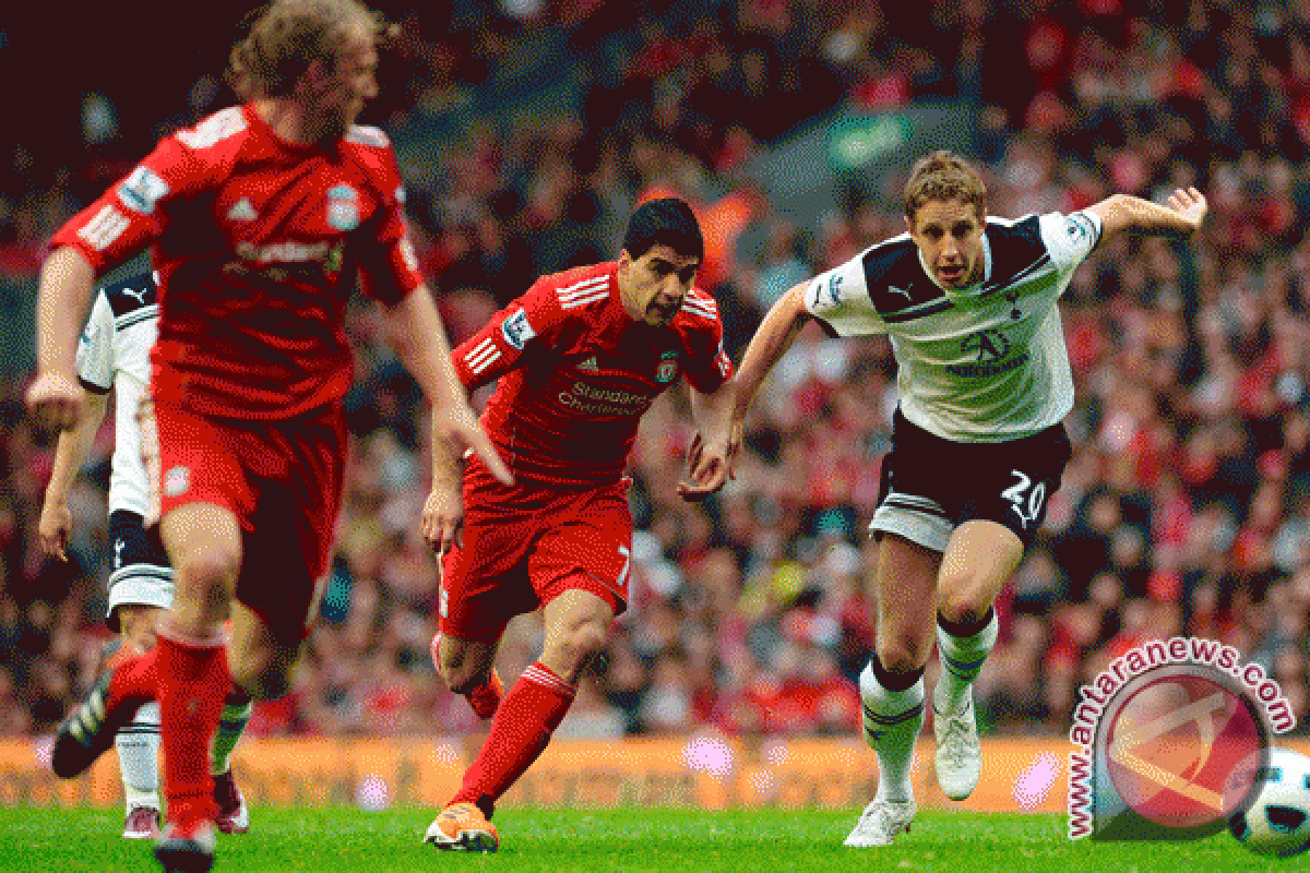 Luis Suarez muncul di Anfield