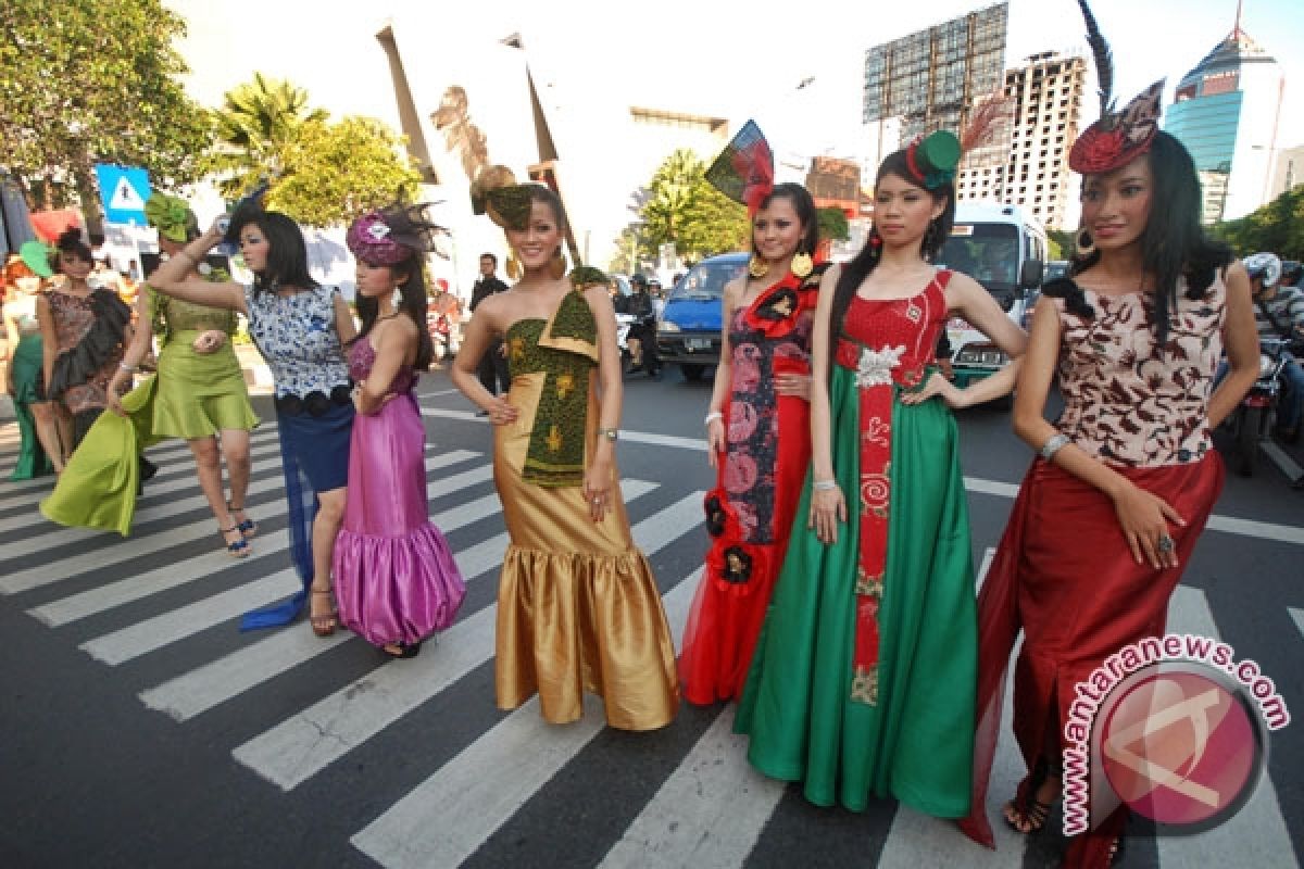 Ratusan remaja Cimahi ikuti "fashion show" batik 