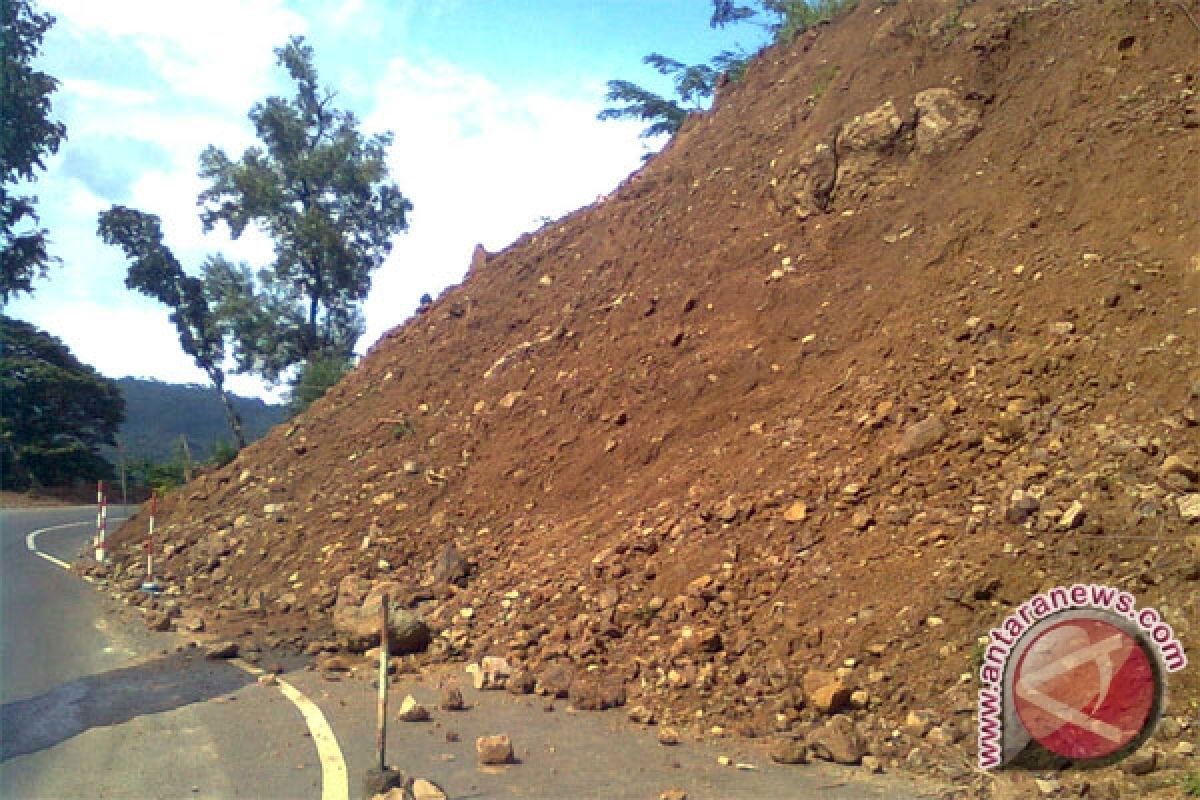 Terjadi tiga longsor di Jember