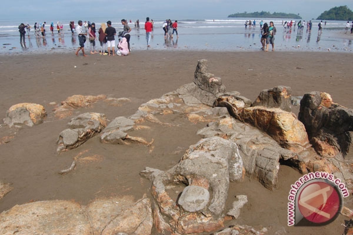 Pengingat legenda Malin Kundang di Pantai Air Manis