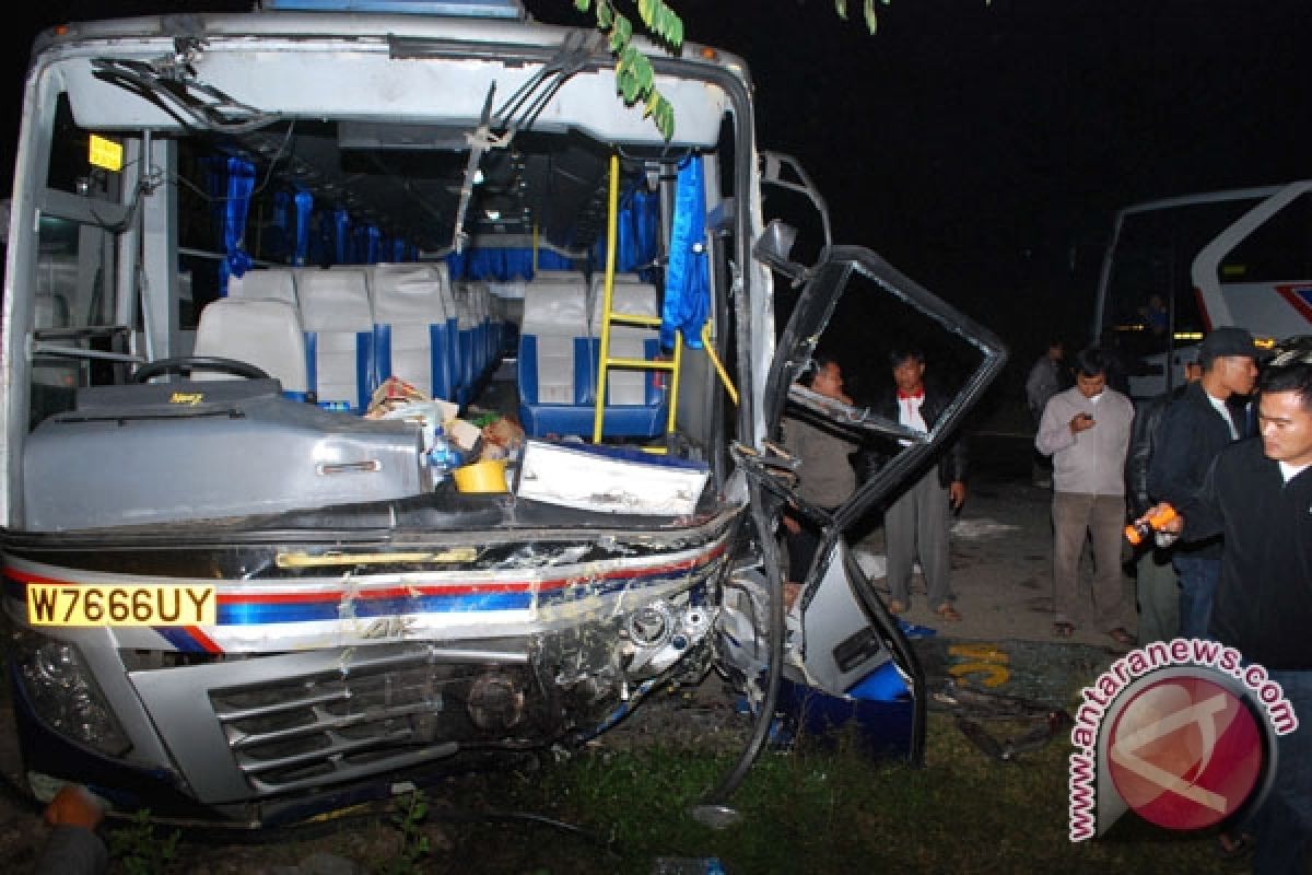 Bus tabrak rumah di Mojokerto 