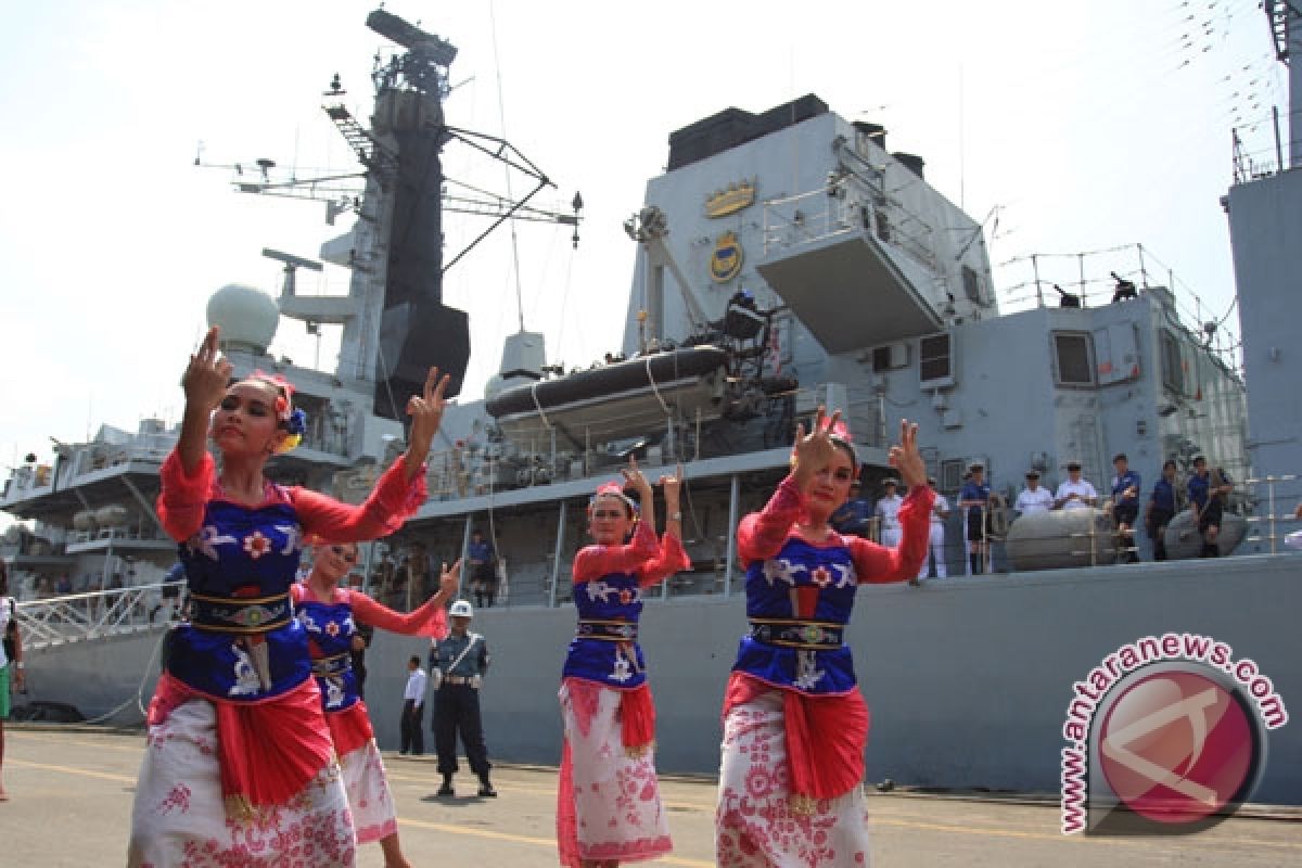 Tari Poco Poco dan Maumere di Kapal perang AL Inggris HMS Richmond