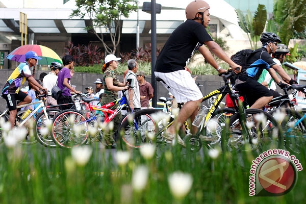 Asyik, Menteri "Gowes" Bersama Ratusan Pecinta Sepeda