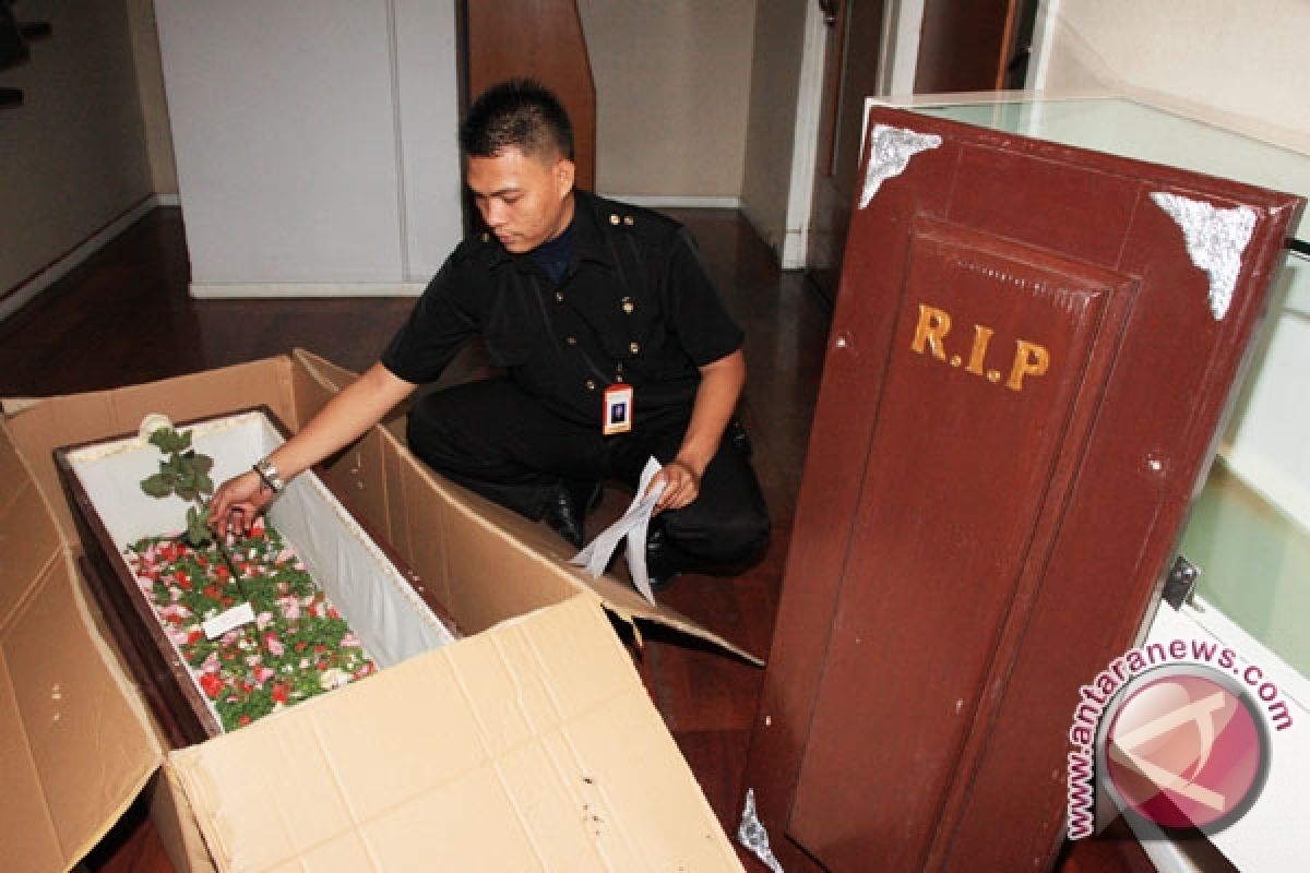 Police name coffin sender suspect in "unpleasant act"