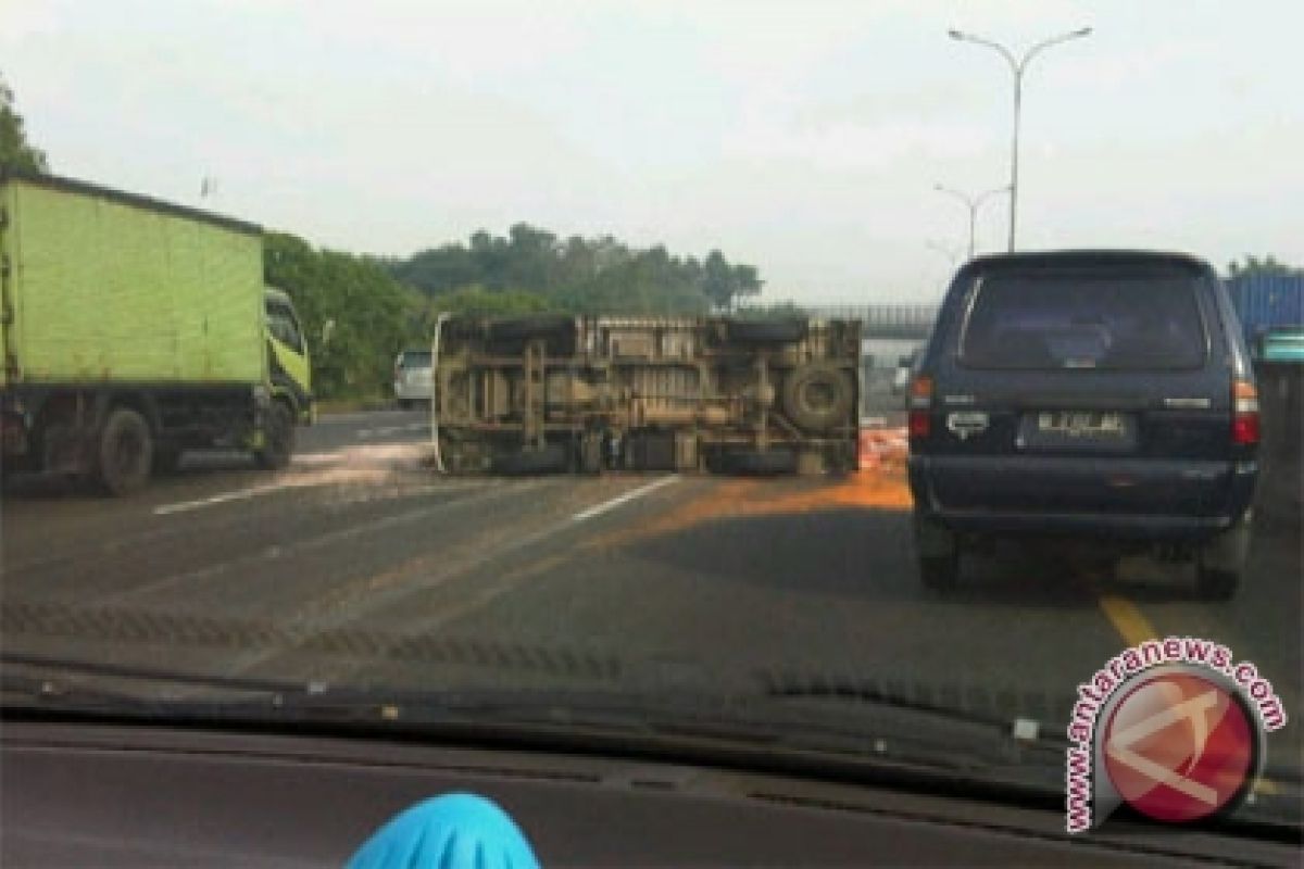 Truk Terbalik di Tol Cikampek Arah Jakarta