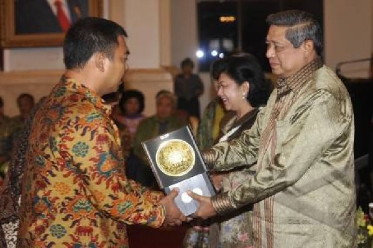 Presiden Serahkan Adipura Dan Kalpataru