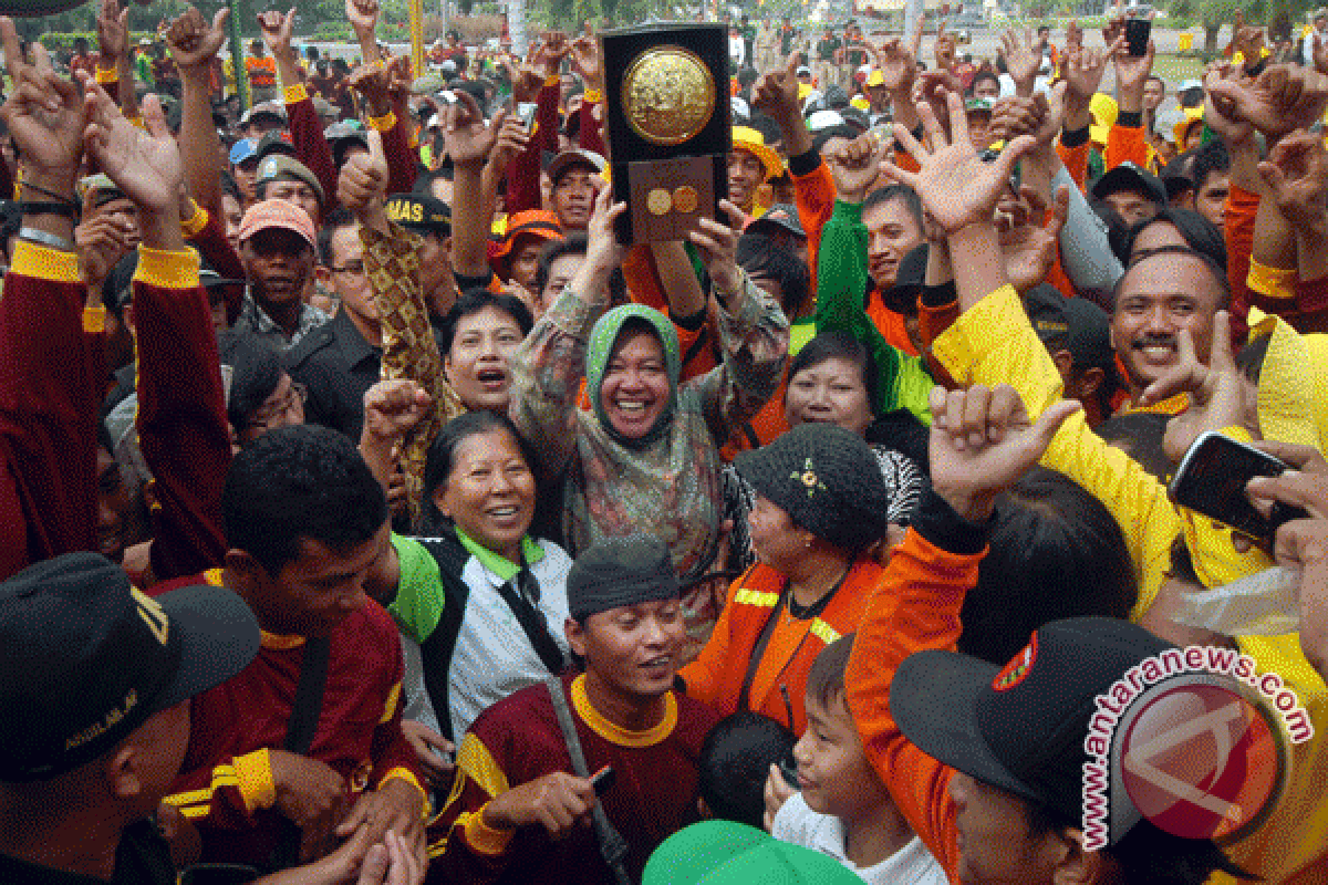 Pasukan Kuning Sambut Kedatangan Adipura Surabaya