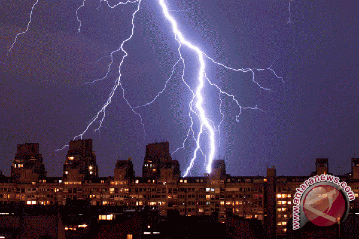 Lightning strike hurts over 40 in Germany