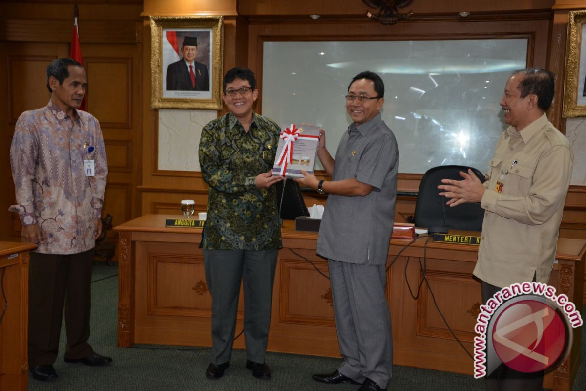 Menhut Terima Laporan Hasil Pemeriksaan Keuangan 