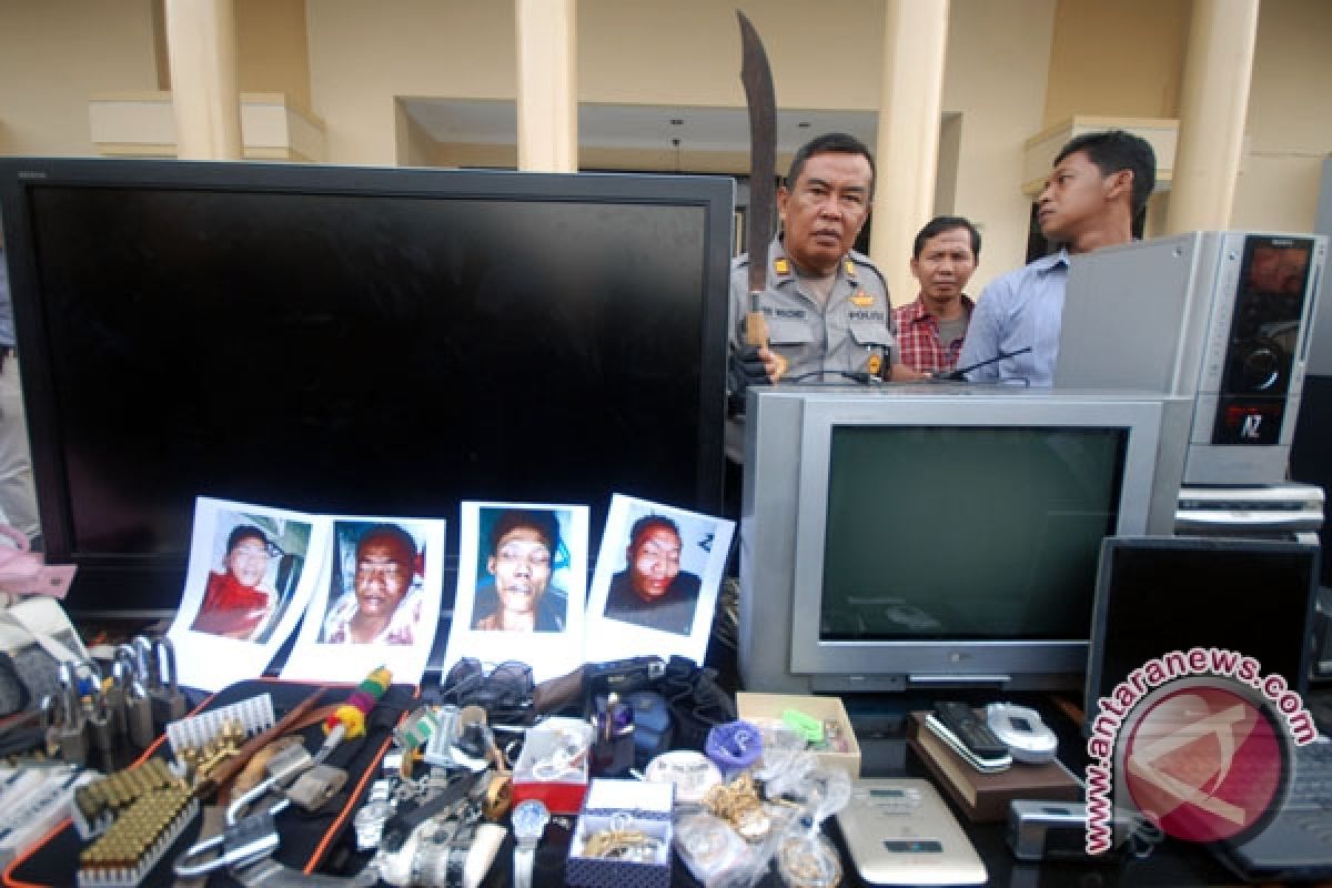 Polisi Surabaya Tembak Mati Empat Perampok