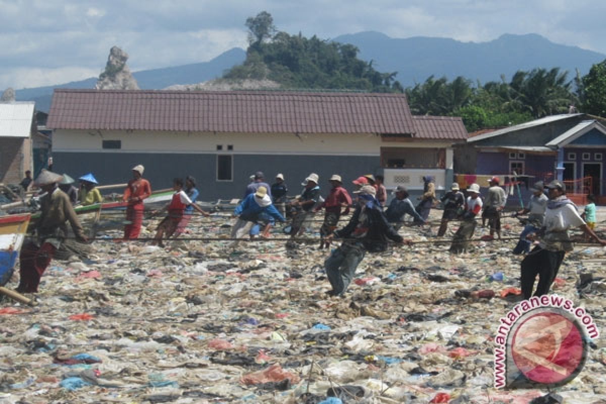  Perkampungan Nelayan itu Makin Penuh Sampah