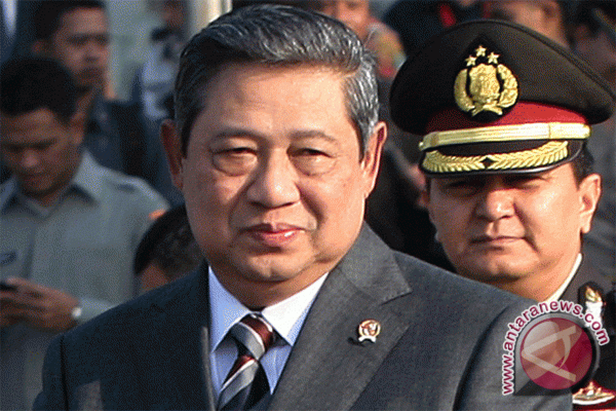 President Yudhoyono visits father-in-law`s tomb