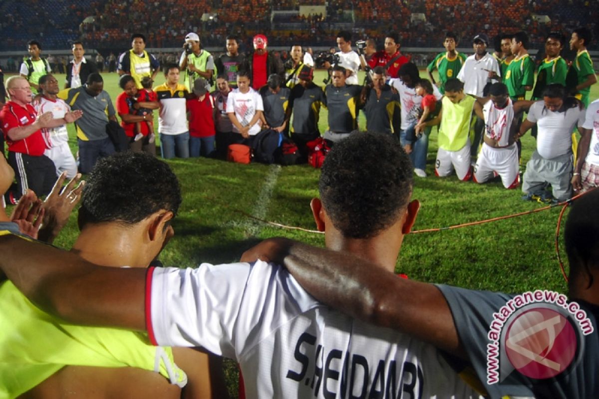 Sambutan Ribuan Pendukung Persipura di Bandara Sentani