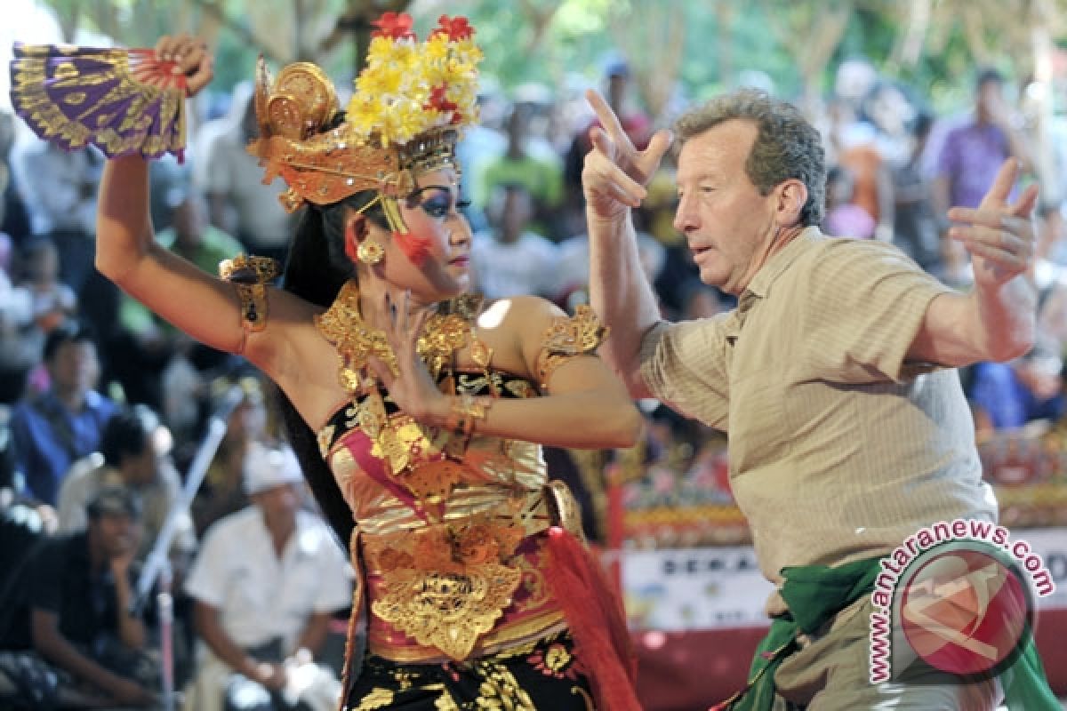 Praktisi:  tari bagian kehidupan masyarakat Bali