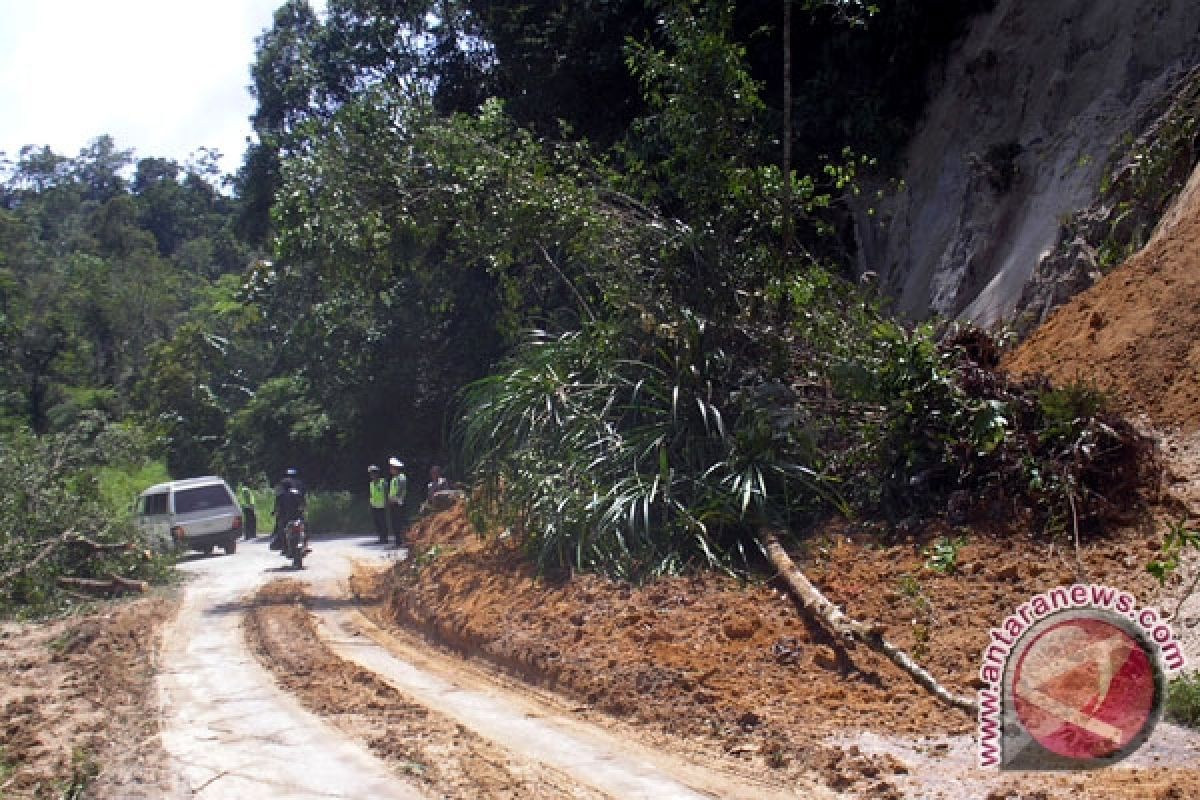 Akses jalan Mandailing Natal yang sempat tertutup longsor mulai bisa dilintasi