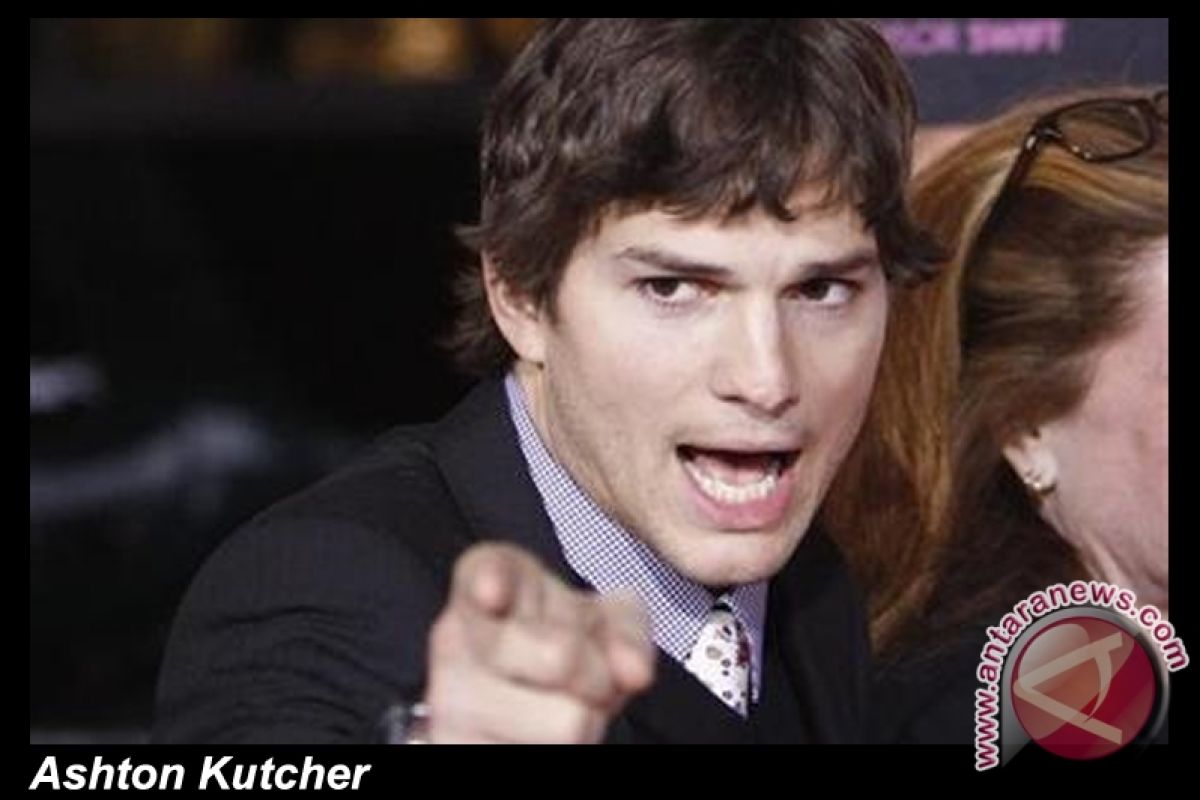 Ashton Kutcher Tampil di Catwalk