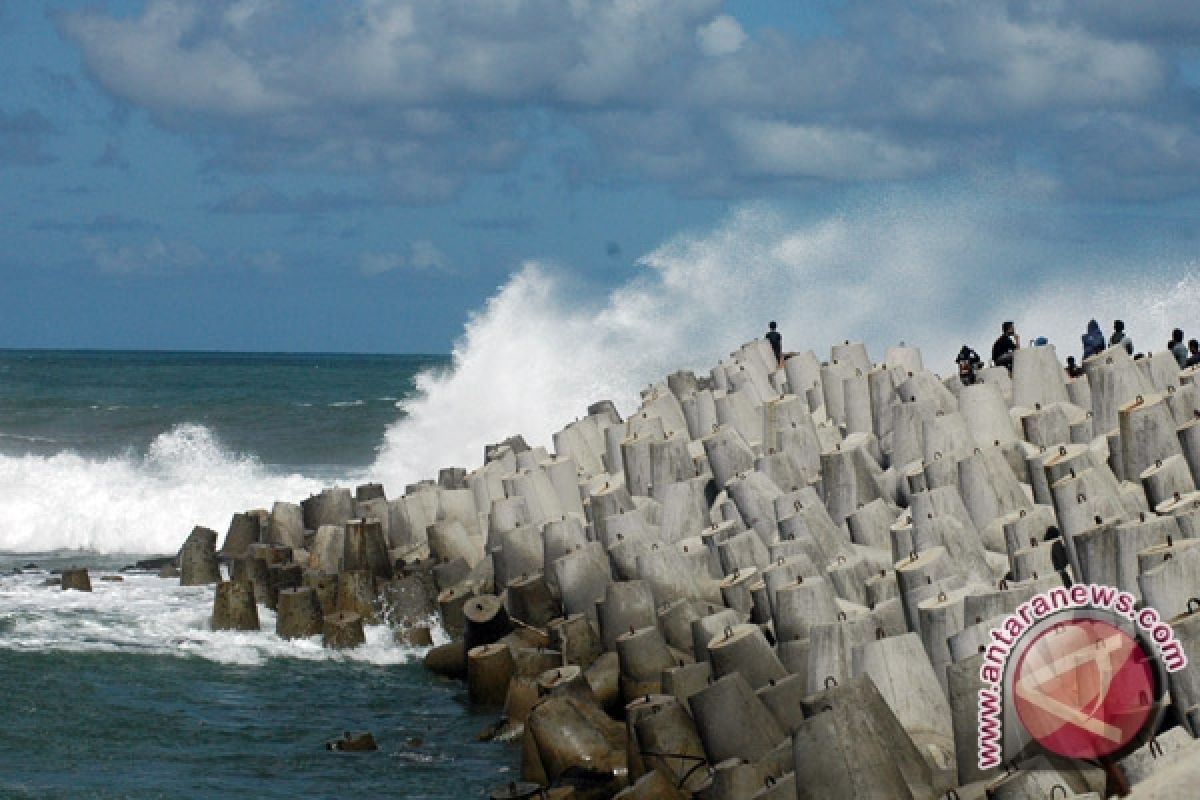 "Rumah Joglo" di Pantai Glagah Rusak Parah