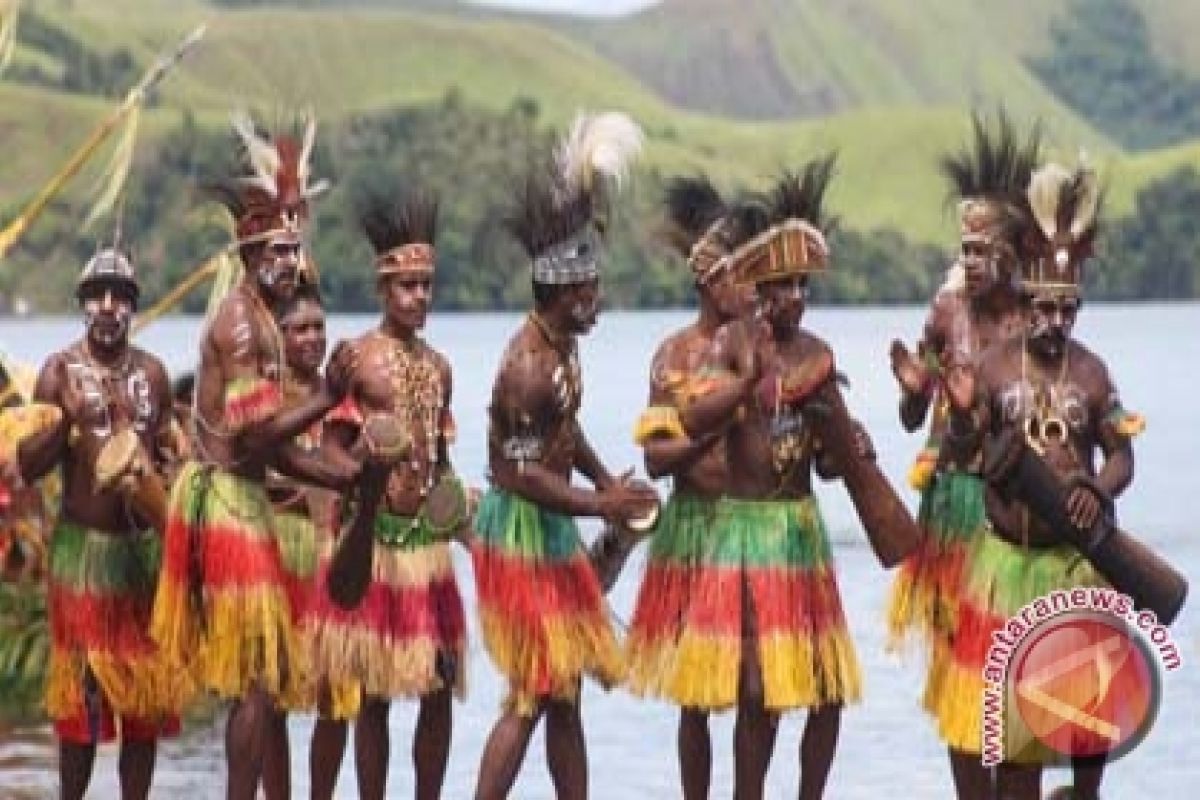 Paguyuban Nusantara Meriahkan Festival Danau Sentani 2011