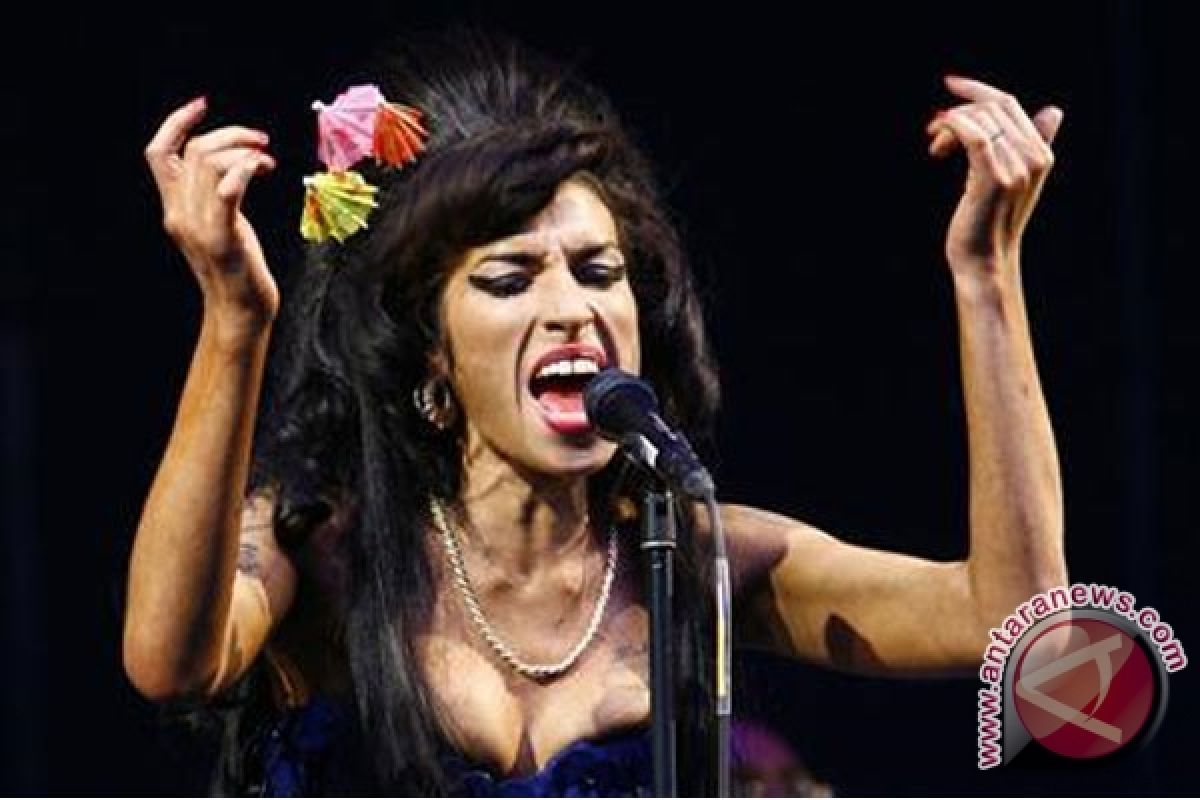 Amy Winehouse Batalkan Sisa Tur "Comeback"
