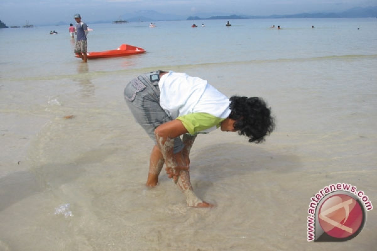 Pantai Pasir Putih dipadati Pengunjung