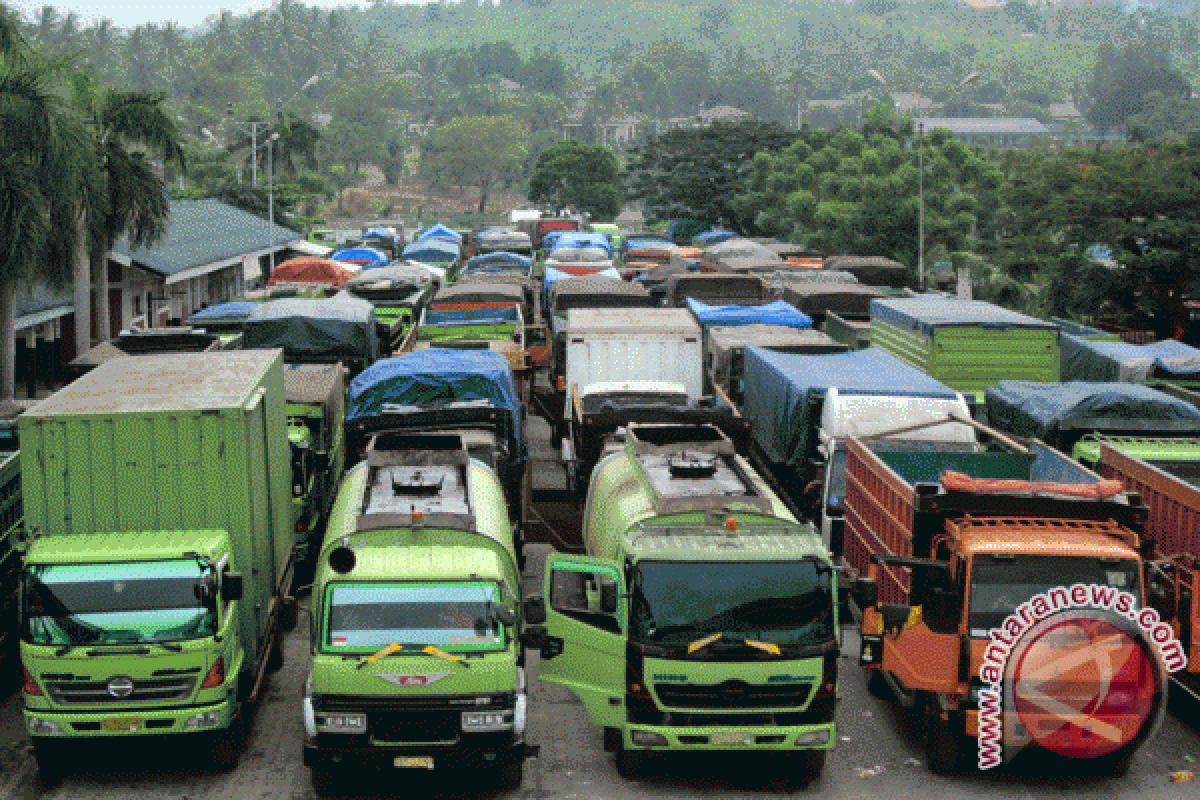 Pelabuhan Bakauheni Macet Empat Kilometer