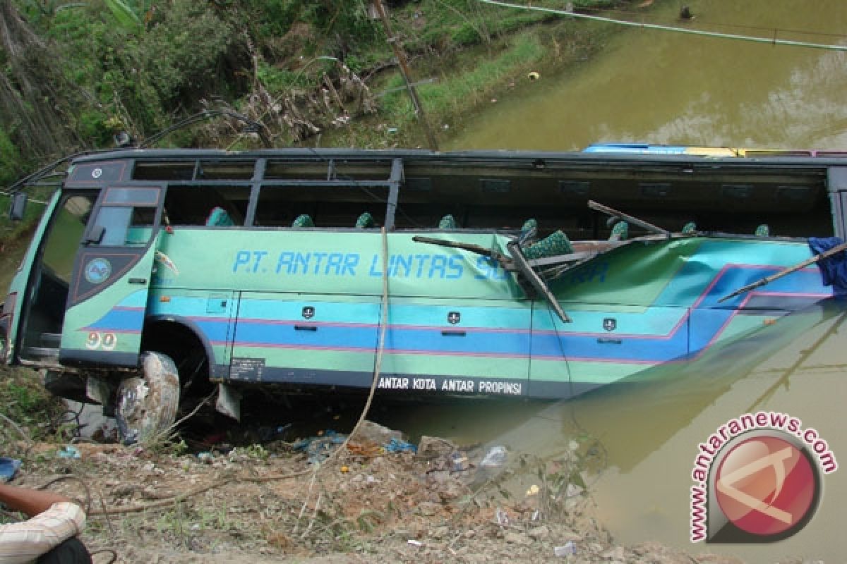 Polisi Kejar Supir Bus Penyebab 14 Tewas