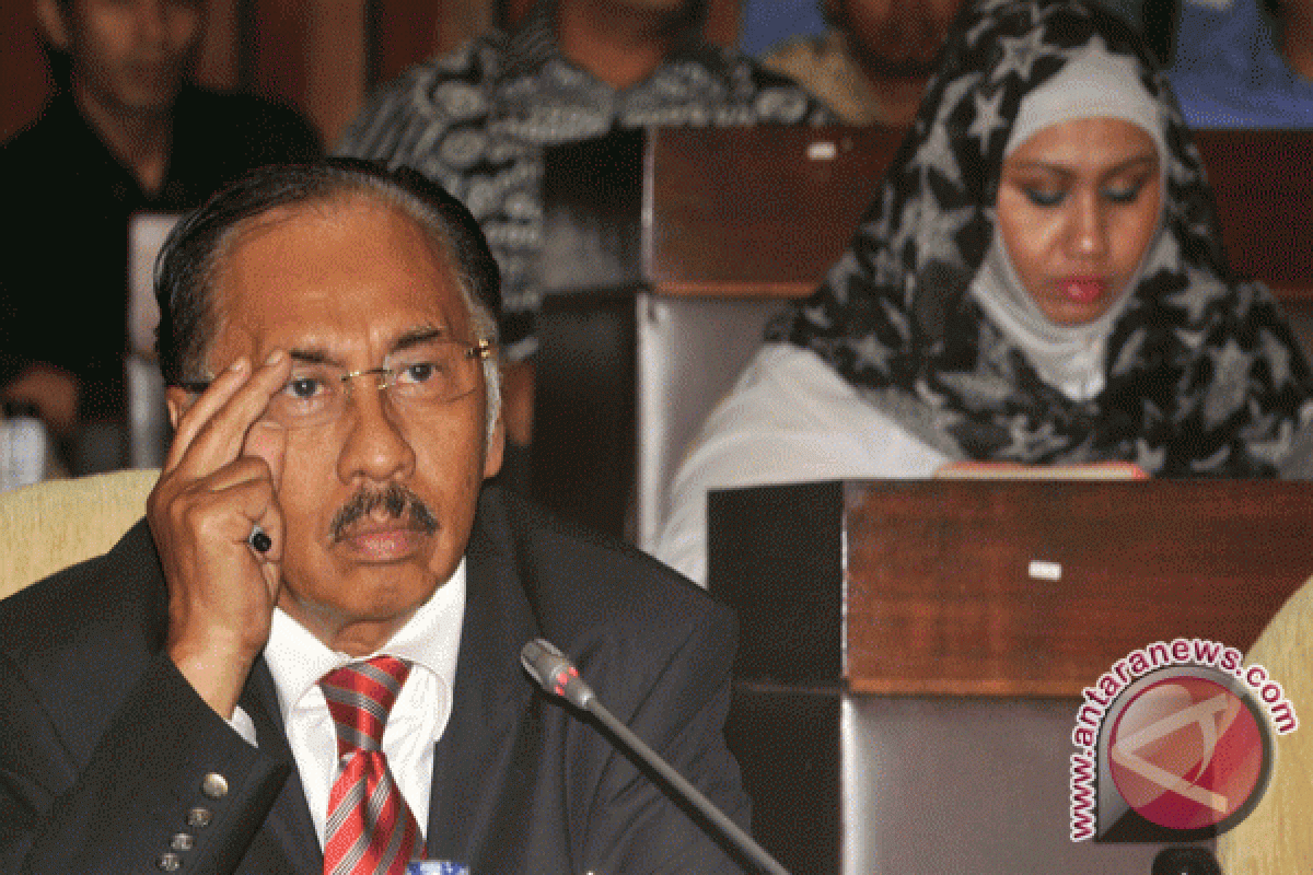 Arsyad,  daughter come to police chief detective office