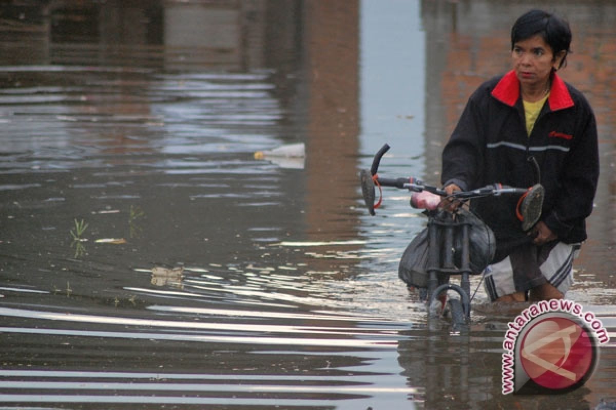 Flood isolates thousands of S Pesisir residents