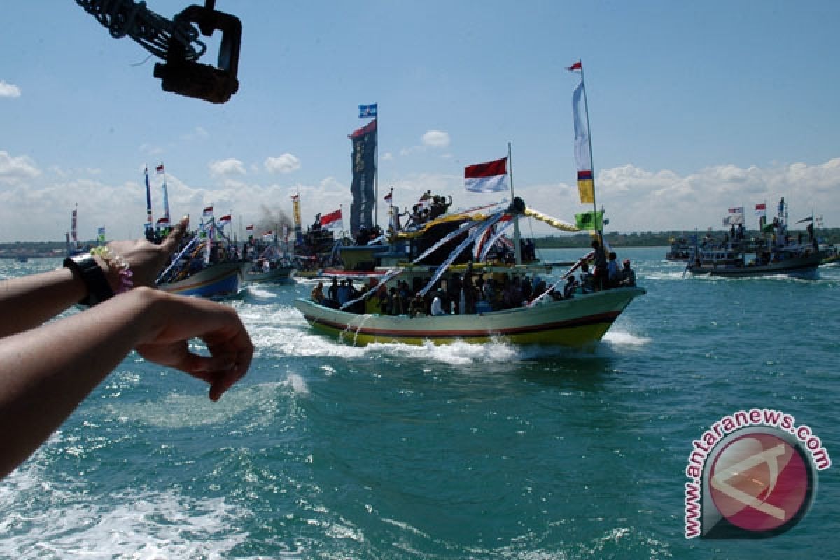 Tradisi "Larung Sesaji" Petik Laut di Madura