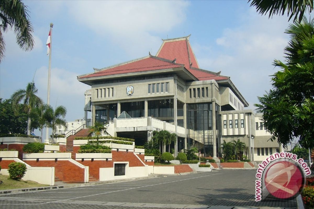 Perseteruan anggota dengan Ketua DPRD Surabaya berakhir