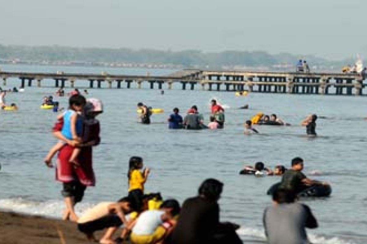 Warga Biak padati pantai saat liburan Natal