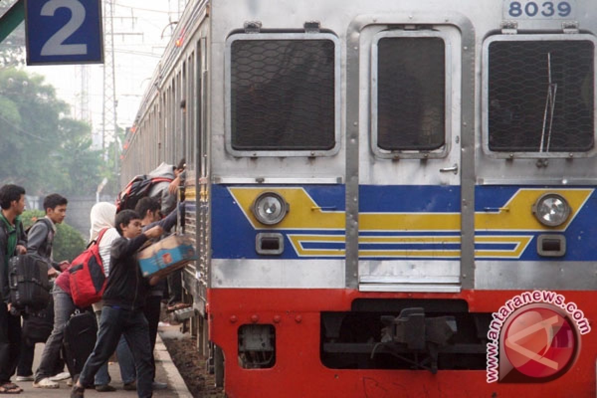 Gangguan listrik, KRL Commuter Line tersendat 