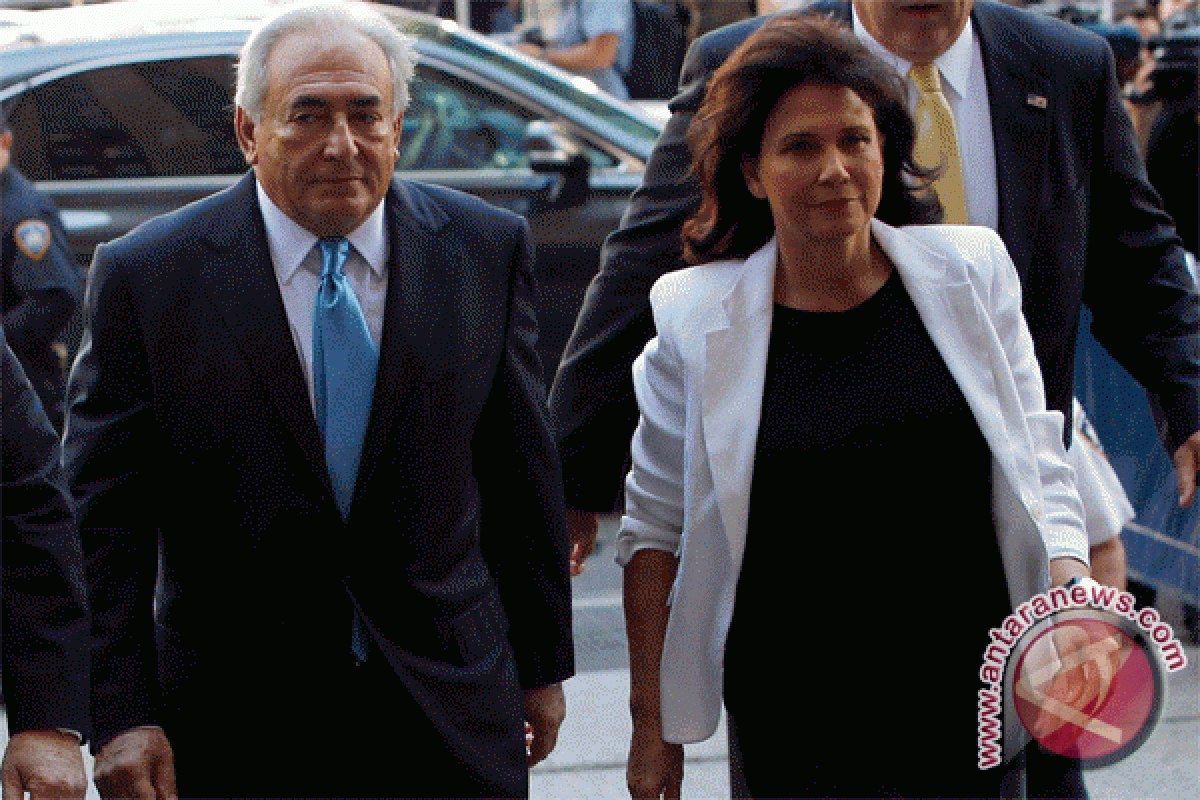DSK Terlihat Pertama Kali Berjalan Dengan Istri