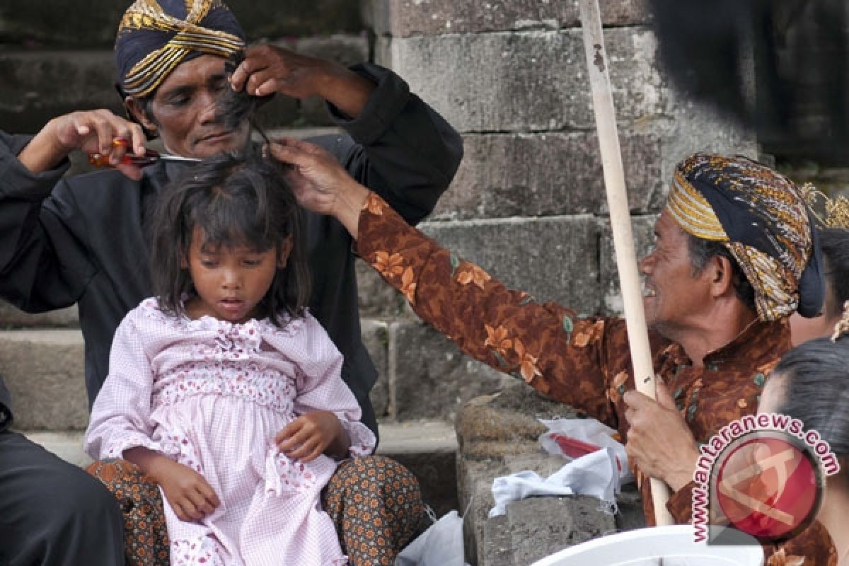 Anak-anak berambut gimbal ikut ruwatan massal di Dieng