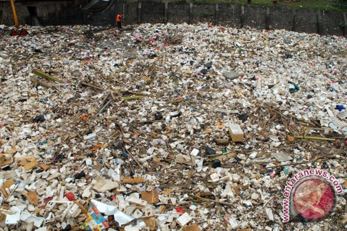 Jokowi  blusukan ke sampah yang menggunung