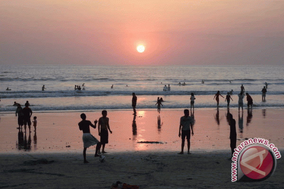 Air laut pantai Kuta meluap