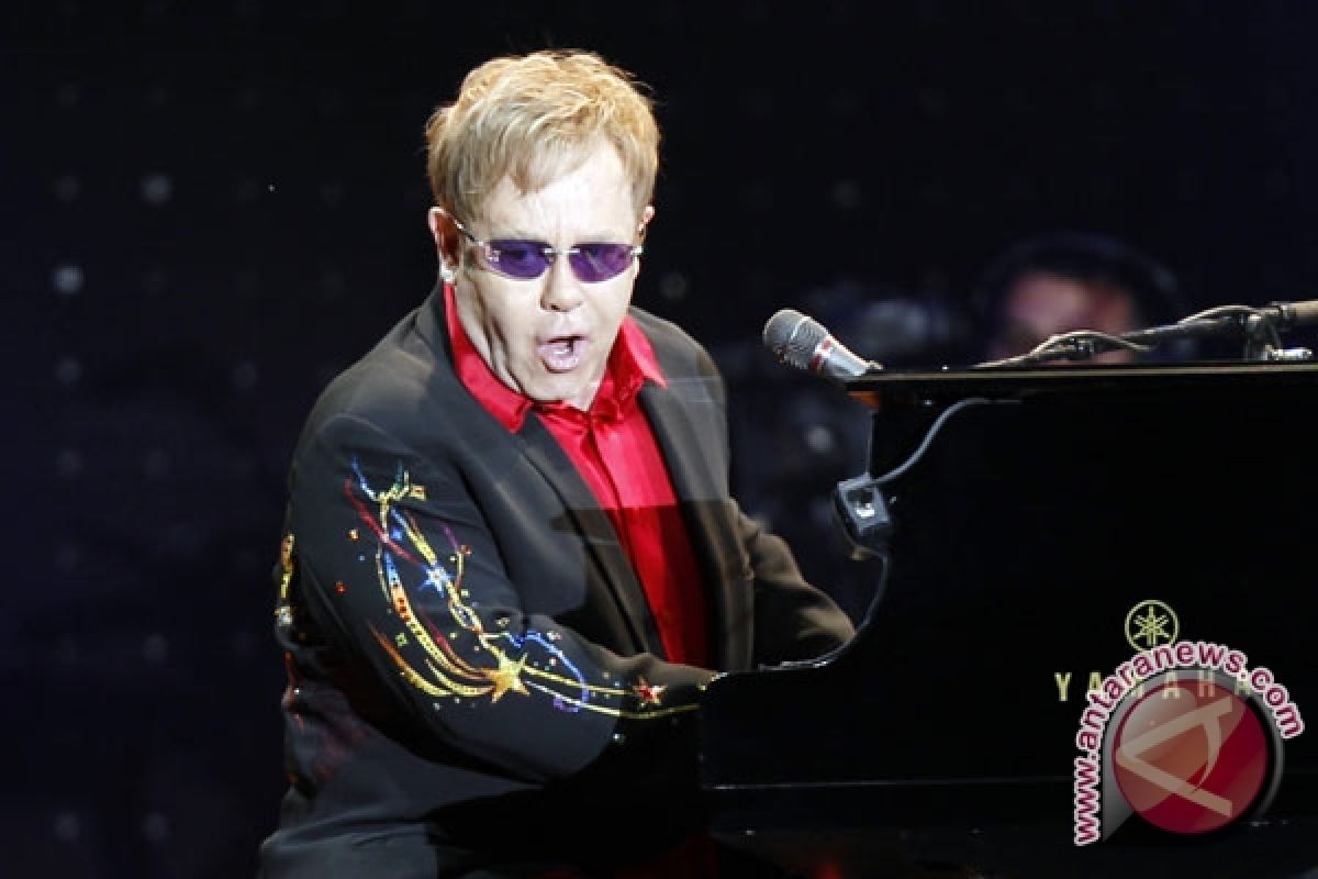 Elton John resmi menikahi pasangan gay-nya