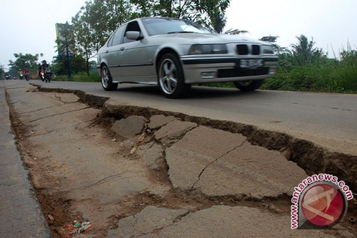 Jalan lintas barat Bengkulu nyaris amblas 