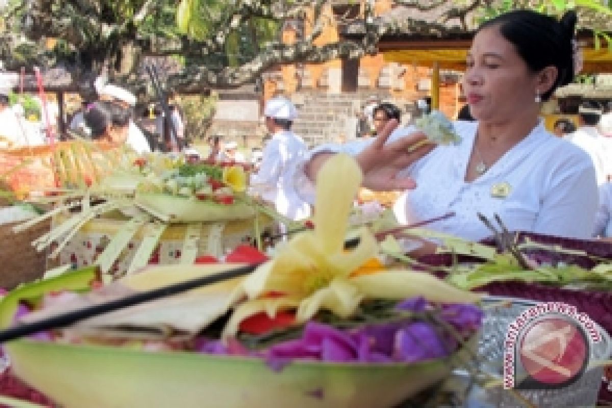 Umat Hindu Penuhi Pura Jagatnatha Saat Galungan